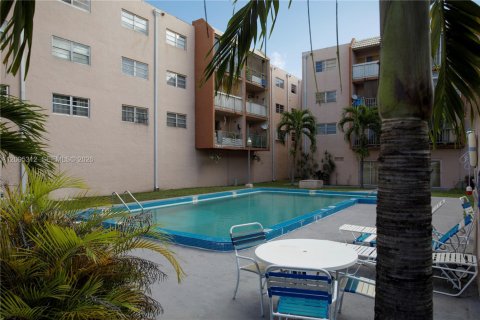 Copropriété à vendre à Hialeah, Floride: 2 chambres, 91.04 m2 № 2385025 - photo 15