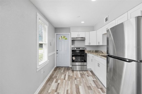 Commercial property in Tampa, Florida 4 bedrooms, 111.85 sq.m. № 2222668 - photo 7