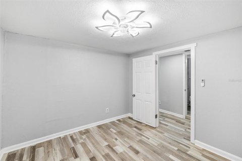 Commercial property in Tampa, Florida 4 bedrooms, 111.85 sq.m. № 2222668 - photo 13