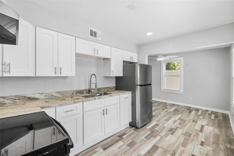 Commercial property in Tampa, Florida 4 bedrooms, 111.85 sq.m. № 2222668 - photo 8