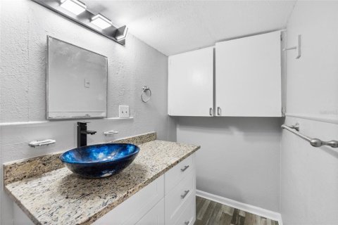 Commercial property in Tampa, Florida 4 bedrooms, 111.85 sq.m. № 2222668 - photo 14