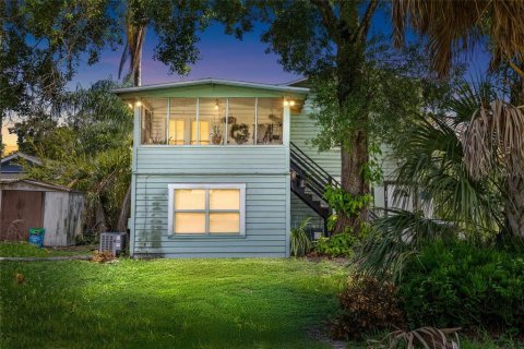 Commercial property in Tampa, Florida 4 bedrooms, 111.85 sq.m. № 2222668 - photo 2