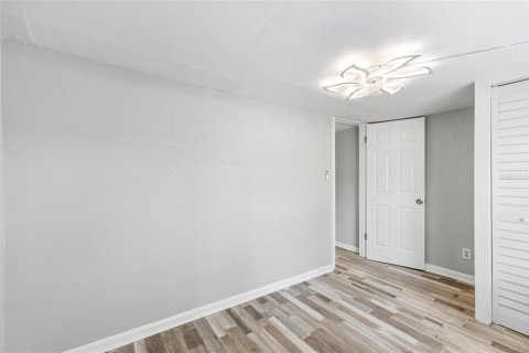 Commercial property in Tampa, Florida 4 bedrooms, 111.85 sq.m. № 2222668 - photo 18