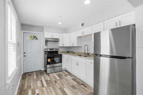 Commercial property in Tampa, Florida 4 bedrooms, 111.85 sq.m. № 2222668 - photo 6
