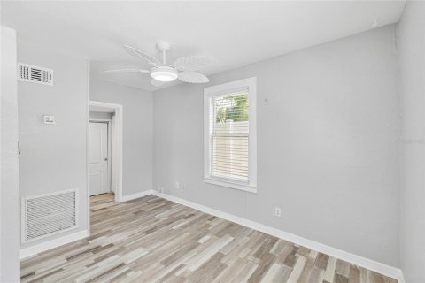 Commercial property in Tampa, Florida 4 bedrooms, 111.85 sq.m. № 2222668 - photo 10
