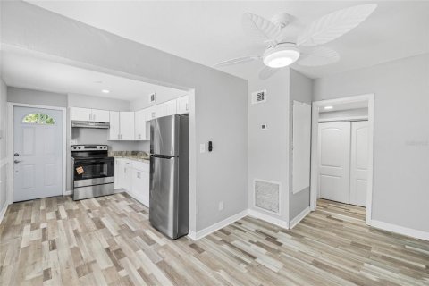 Commercial property in Tampa, Florida 4 bedrooms, 111.85 sq.m. № 2222668 - photo 9