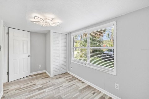 Commercial property in Tampa, Florida 4 bedrooms, 111.85 sq.m. № 2222668 - photo 17