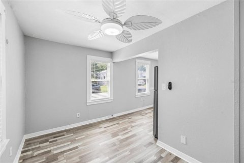 Commercial property in Tampa, Florida 4 bedrooms, 111.85 sq.m. № 2222668 - photo 11