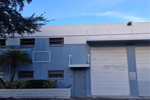 Commercial property in Miami, Florida № 1954586 - photo 1
