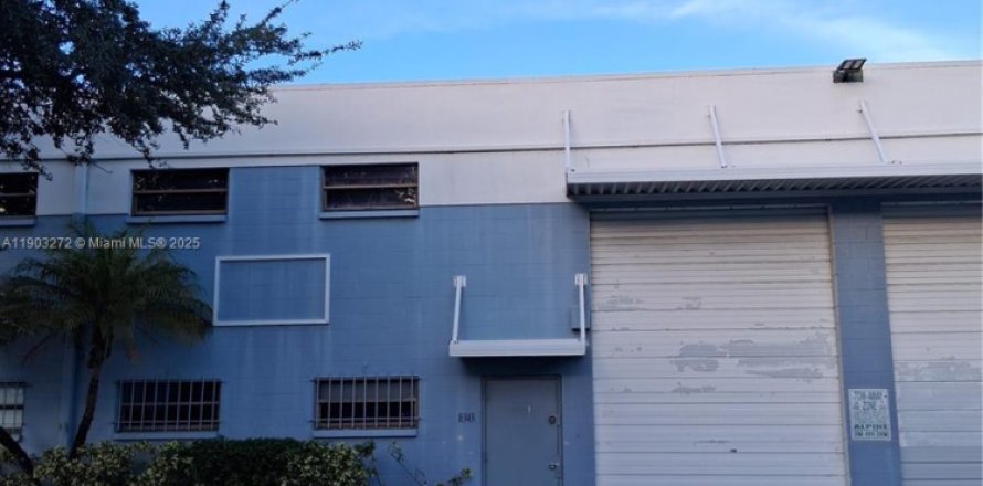 Commercial property in Miami, Florida № 1954586