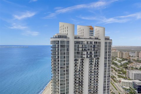 Condo in Sunny Isles Beach, Florida, 1 bedroom  № 1890677 - photo 1