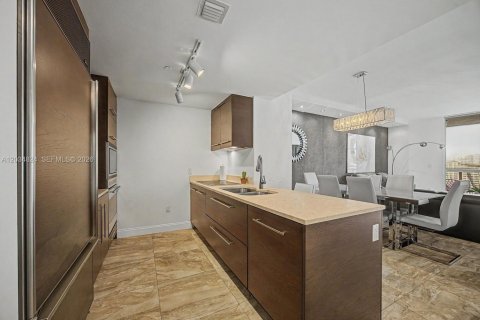 Condominio en alquiler en Miami, Florida, 2 dormitorios, 88.54 m2 № 2085586 - foto 2