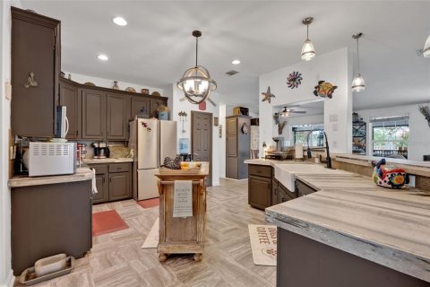 House in Eustis, Florida 4 bedrooms, 286.88 sq.m. № 1757498 - photo 10
