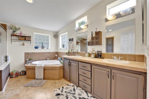 House in Eustis, Florida 4 bedrooms, 286.88 sq.m. № 1757498 - photo 21