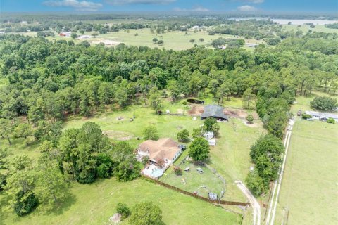 House in Eustis, Florida 4 bedrooms, 286.88 sq.m. № 1757498 - photo 1