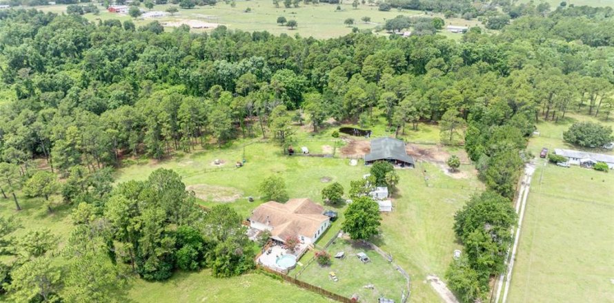 House in Eustis, Florida 4 bedrooms, 286.88 sq.m. № 1757498