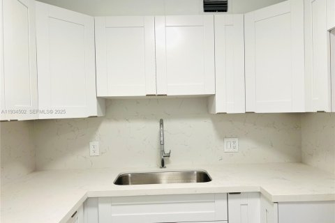 Condominio en alquiler en Pembroke Pines, Florida, 2 dormitorios, 88.54 m2 № 1993836 - foto 3