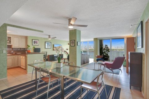 Купить кондоминиум в Майами-Бич, Флорида 2 спальни, 114.64м2, № 1984443 - фото 1