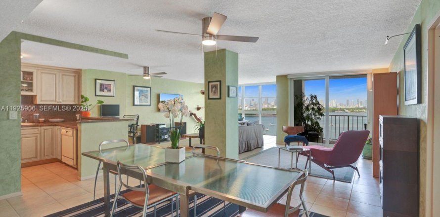 Кондоминиум с 2 спальнями в Майами-Бич, Флорида № 1984443