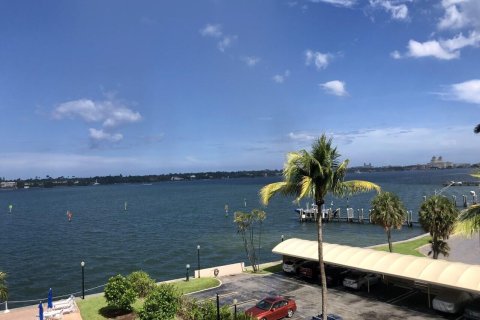 Condominio en alquiler en West Palm Beach, Florida, 1 dormitorio, 97.55 m2 № 1189659 - foto 1