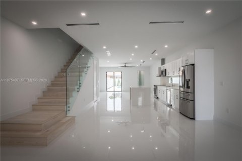 Townhouse in Miami, Florida 4 bedrooms, 240.71 sq.m. № 2040052 - photo 3