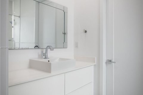 Townhouse in Miami, Florida 4 bedrooms, 240.71 sq.m. № 2040052 - photo 19