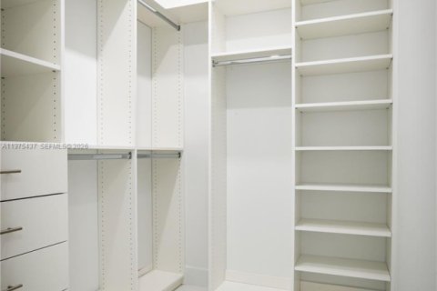 Townhouse in Miami, Florida 4 bedrooms, 240.71 sq.m. № 2040052 - photo 24