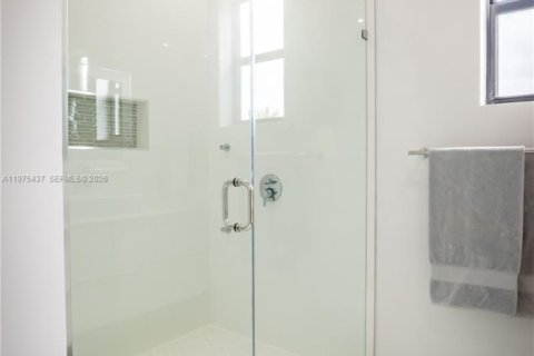 Townhouse in Miami, Florida 4 bedrooms, 240.71 sq.m. № 2040052 - photo 15