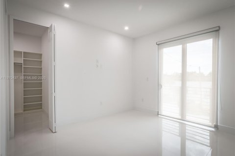 Townhouse in Miami, Florida 4 bedrooms, 240.71 sq.m. № 2040052 - photo 23