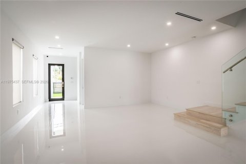 Townhouse in Miami, Florida 4 bedrooms, 240.71 sq.m. № 2040052 - photo 6