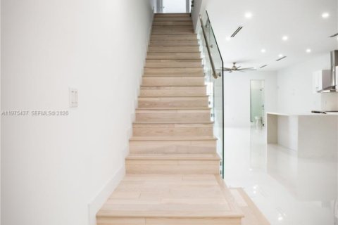 Townhouse in Miami, Florida 4 bedrooms, 240.71 sq.m. № 2040052 - photo 7