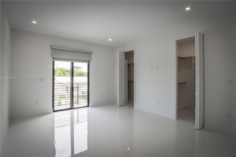 Townhouse in Miami, Florida 4 bedrooms, 240.71 sq.m. № 2040052 - photo 9