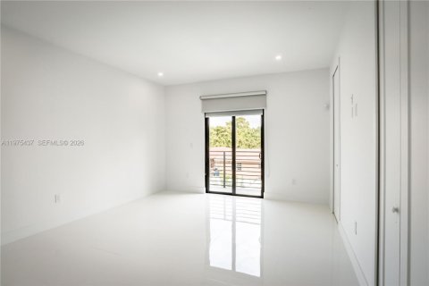 Townhouse in Miami, Florida 4 bedrooms, 240.71 sq.m. № 2040052 - photo 10