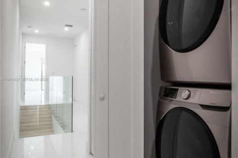 Townhouse in Miami, Florida 4 bedrooms, 240.71 sq.m. № 2040052 - photo 26