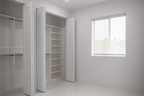 Townhouse in Miami, Florida 4 bedrooms, 240.71 sq.m. № 2040052 - photo 18