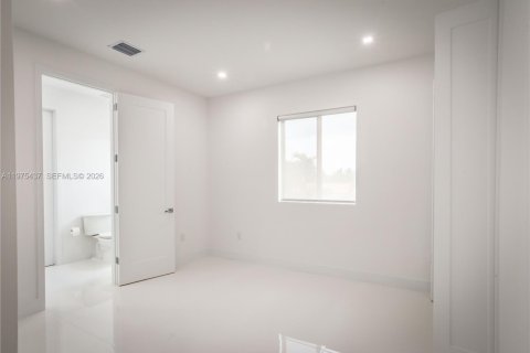 Townhouse in Miami, Florida 4 bedrooms, 240.71 sq.m. № 2040052 - photo 22