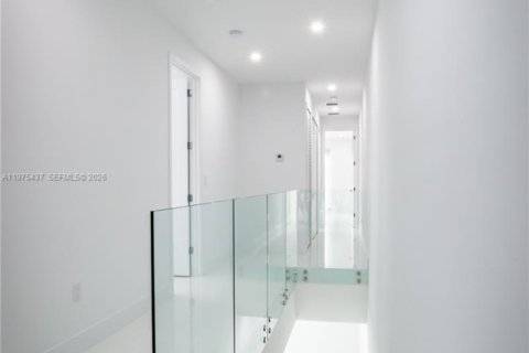 Townhouse in Miami, Florida 4 bedrooms, 240.71 sq.m. № 2040052 - photo 8