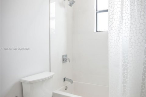 Townhouse in Miami, Florida 4 bedrooms, 240.71 sq.m. № 2040052 - photo 20