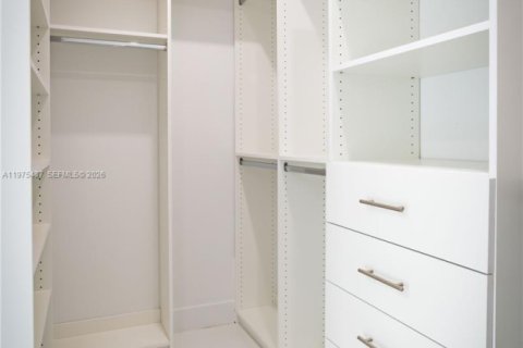 Townhouse in Miami, Florida 4 bedrooms, 240.71 sq.m. № 2040052 - photo 16