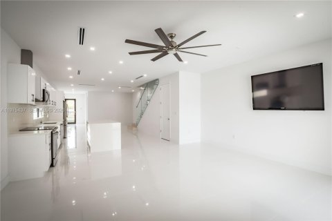 Townhouse in Miami, Florida 4 bedrooms, 240.71 sq.m. № 2040052 - photo 5