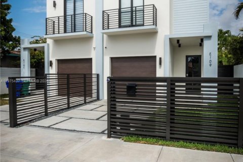 Townhouse in Miami, Florida 4 bedrooms, 240.71 sq.m. № 2040052 - photo 2