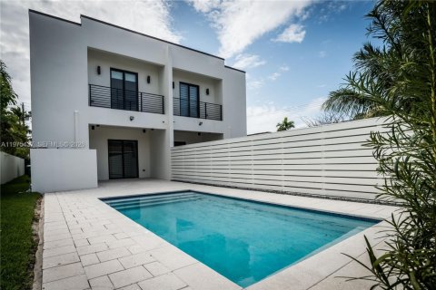 Townhouse in Miami, Florida 4 bedrooms, 240.71 sq.m. № 2040052