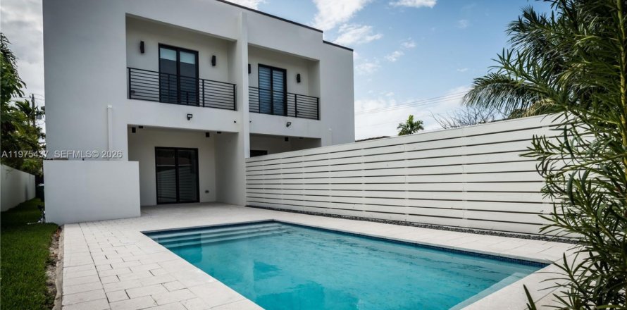 Townhouse in Miami, Florida 4 bedrooms, 240.71 sq.m. № 2040052