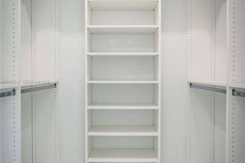 Townhouse in Miami, Florida 4 bedrooms, 240.71 sq.m. № 2040052 - photo 17