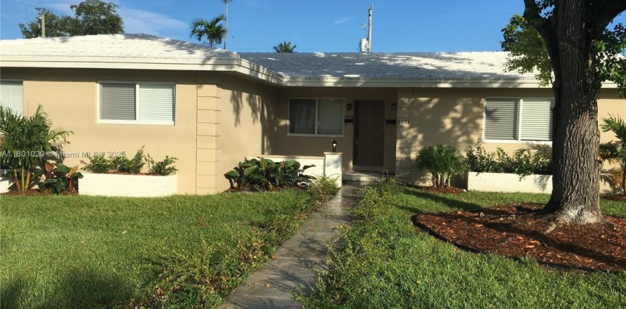 Commercial property in Coral Gables, Florida 231.33 sq.m. № 1862019