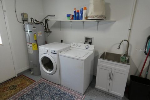 Casa en venta en Zephyrhills, Florida, 3 dormitorios, 178.84 m2 № 1912199 - foto 28