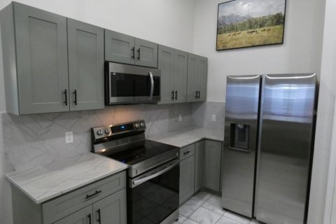 Casa en venta en Zephyrhills, Florida, 3 dormitorios, 178.84 m2 № 1912199 - foto 3