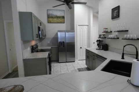 Casa en venta en Zephyrhills, Florida, 3 dormitorios, 178.84 m2 № 1912199 - foto 2