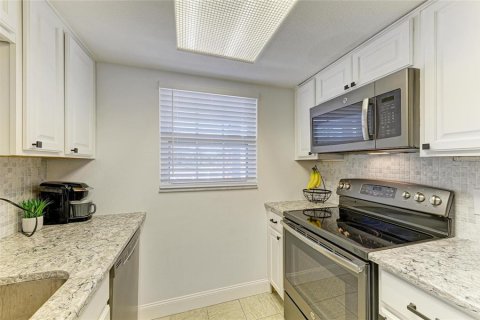 Condo in Bradenton, Florida, 1 bedroom  № 1918037 - photo 5