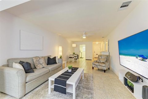 Condo in Bradenton, Florida, 1 bedroom  № 1918037 - photo 11